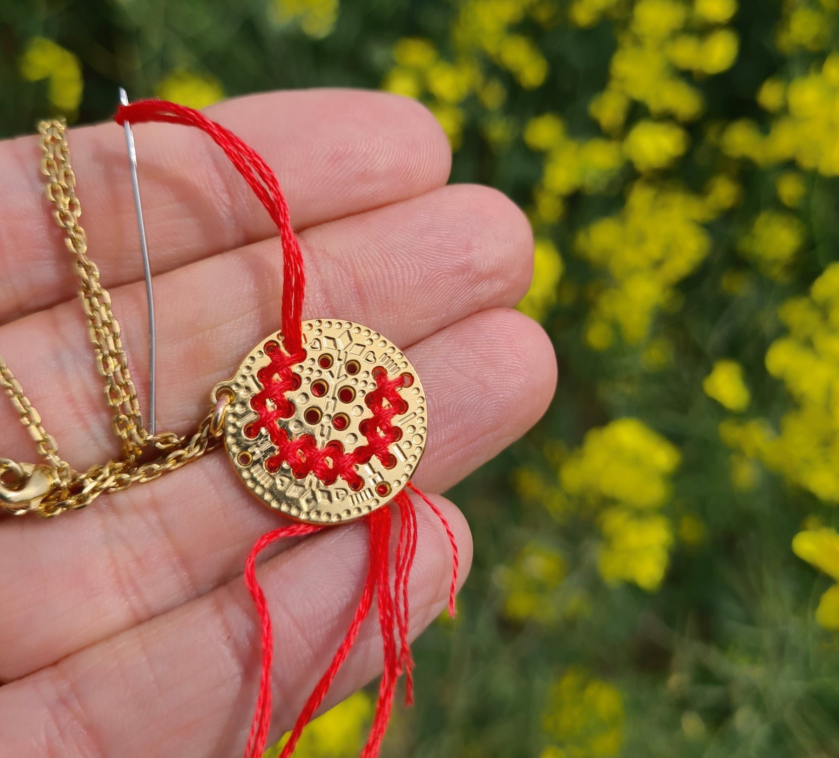 médaille initiale broderie point de croix rouge lettre C