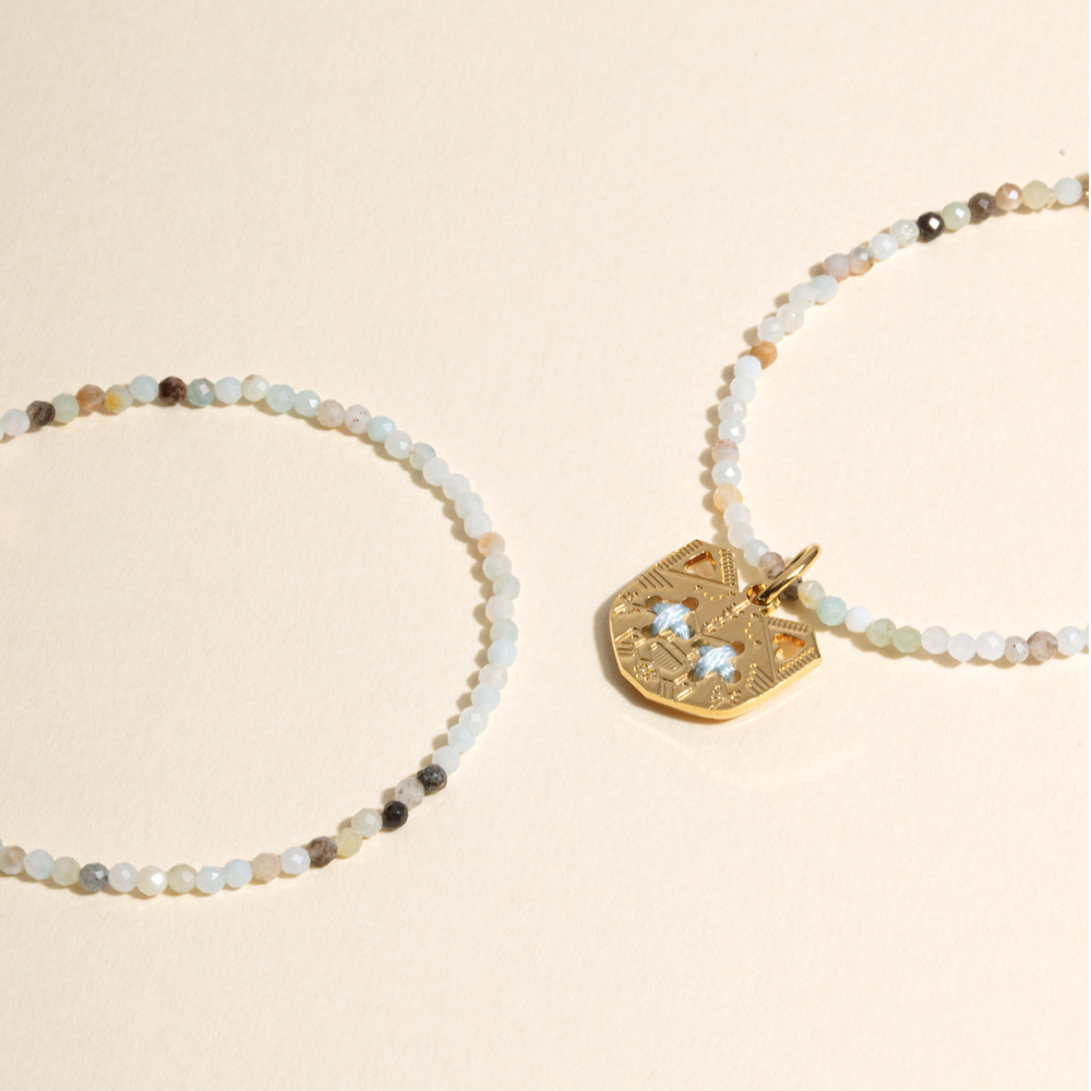 Bracelet PEARL en perles naturelles, amulette dorée 24K