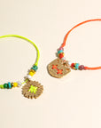 Bracelet FLUOKID cordon ciré fluo, amulette dorée 24K