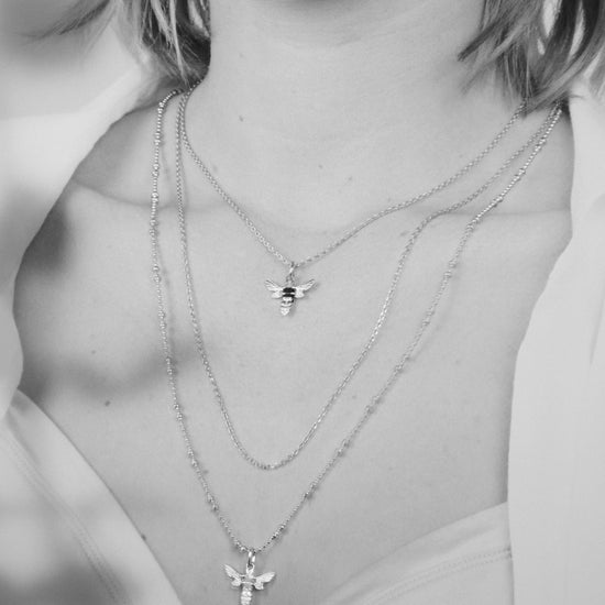 Médaille Abeille dorée 24K fil de coton chaine collier 