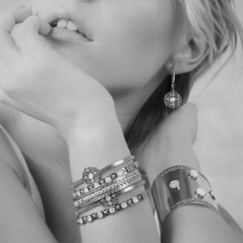 bracelet jonc accumulation créole boucle camille enrico nacre perles or