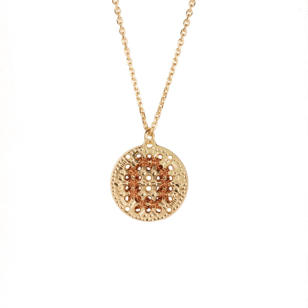 collier bijou or medaille initiale broderie camille enrico