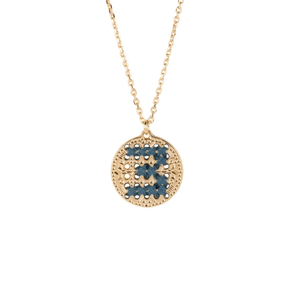 collier bijou or medaille initiale broderie camille enrico