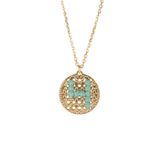 collier bijou or medaille initiale broderie camille enrico