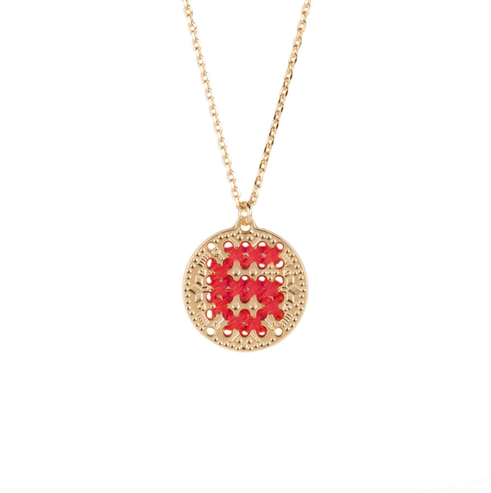 collier bijou or medaille initiale broderie camille enrico