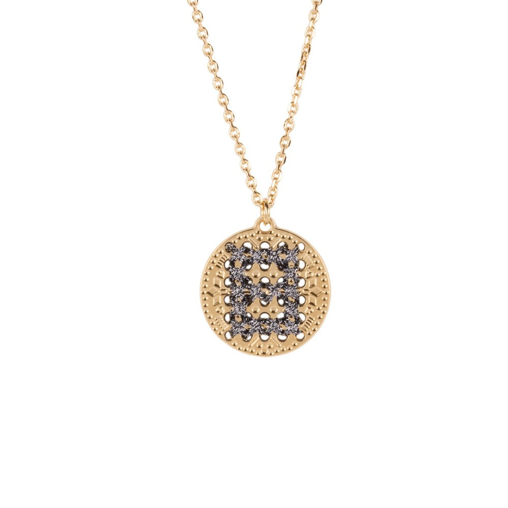 collier bijou or medaille initiale broderie camille enrico