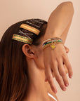 Bracelet perles baroques d’eau douce, cristal coloré et facetté, Amulette dorée 24K brodée de fils de lurex