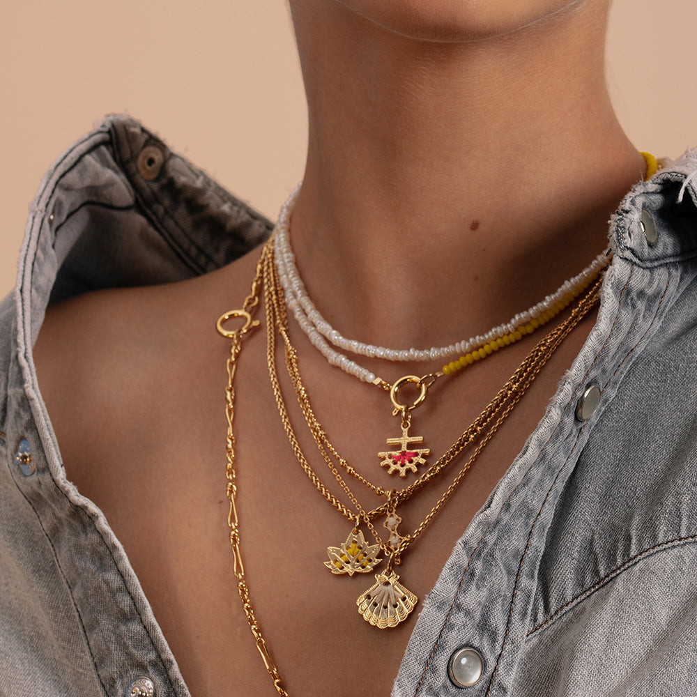 Collier perles baroques d’eau douce, cristal coloré et facetté, Amulette dorée 24K brodée de fils de lurex