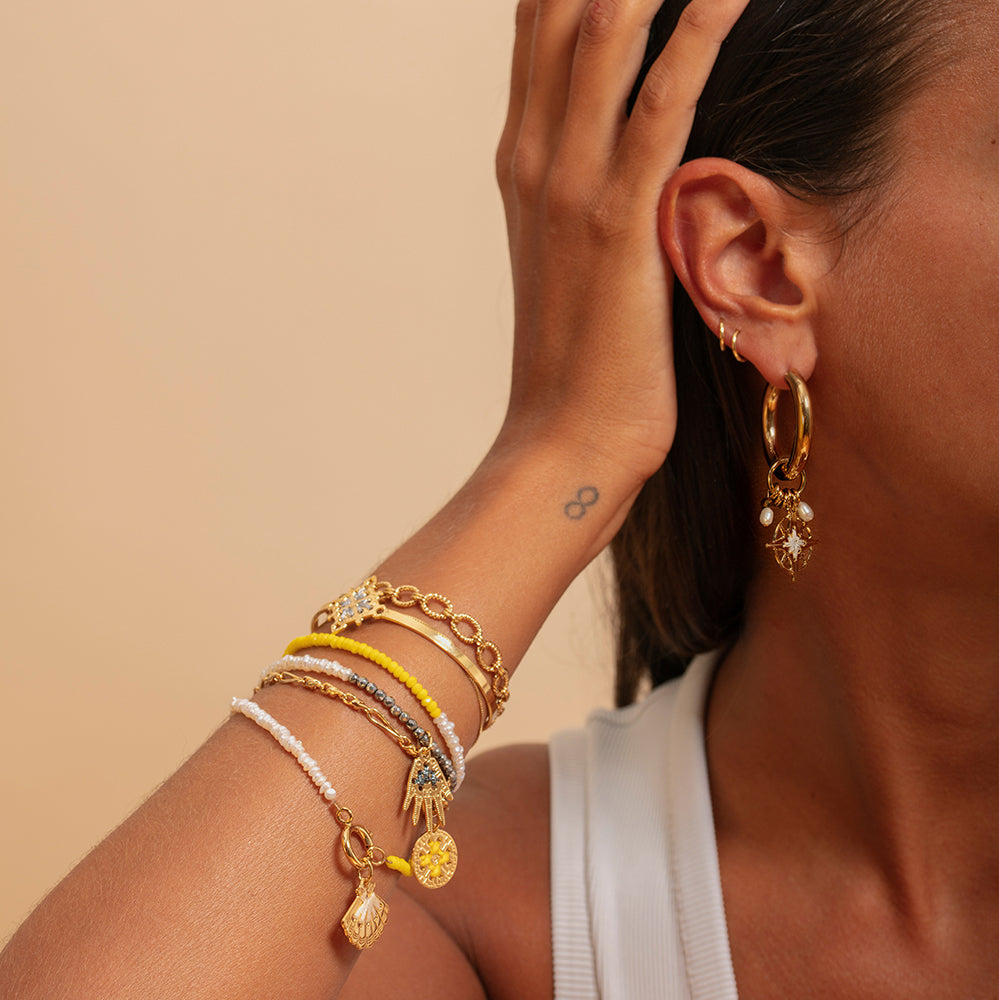 Bracelet perles baroques d’eau douce, cristal coloré et facetté, Amulette dorée 24K brodée de fils de lurex