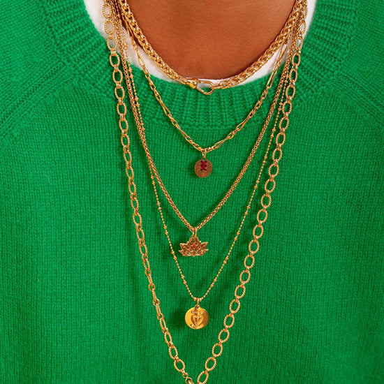 Médaille Martelée dorée 24K fil de coton chaîne fine