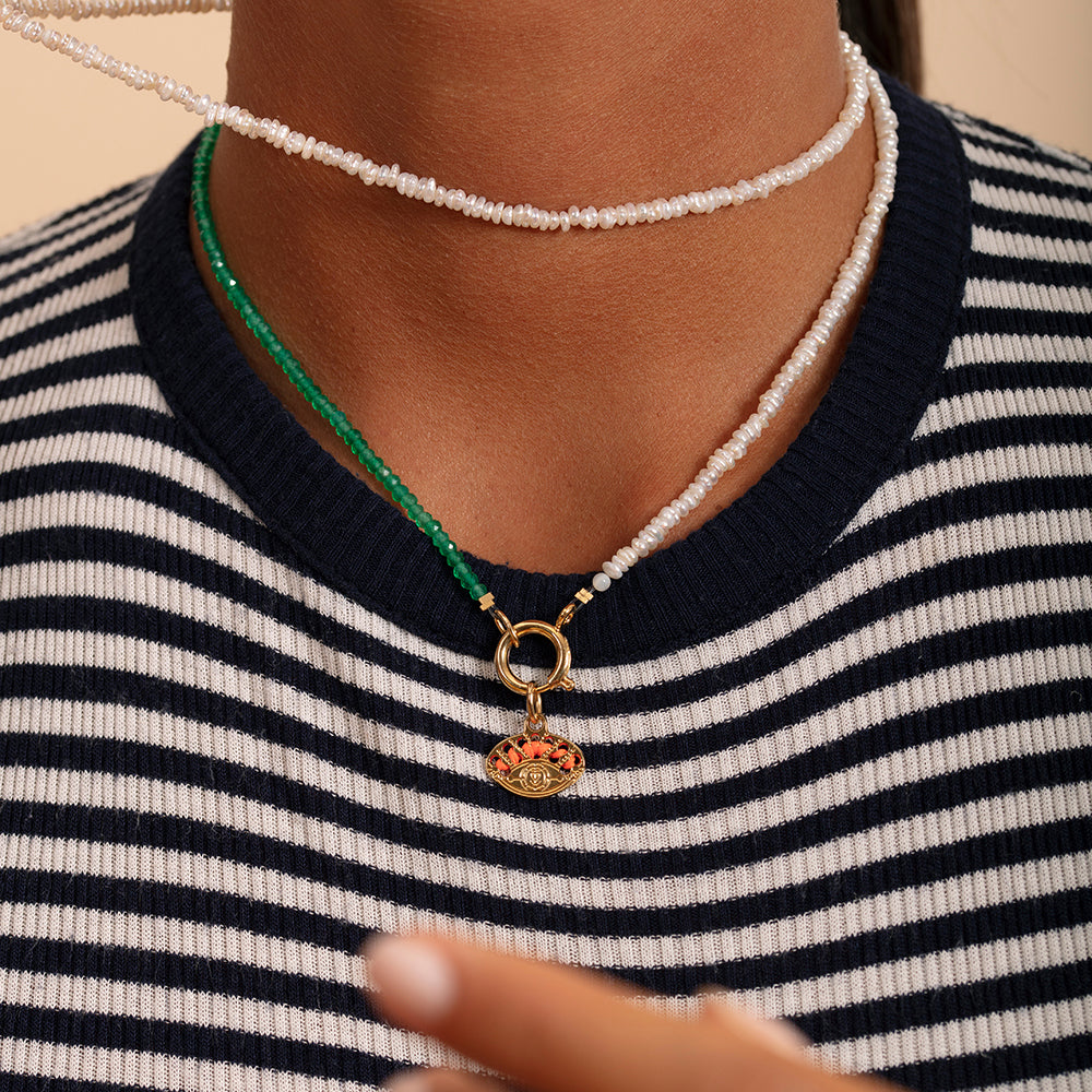 Collier perles baroques d’eau douce, cristal coloré et facetté, Amulette dorée 24K brodée de fils de lurex