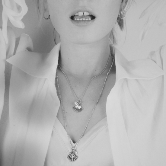 Amulette ELLA Coquillage dorée 24K fil de lurex, fil de coton, chaine fine