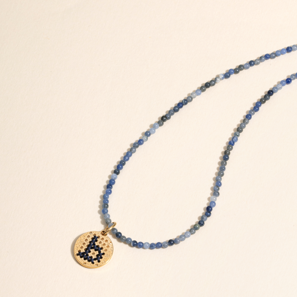 Collier PEARL en perles naturelles, amulette dorée 24k