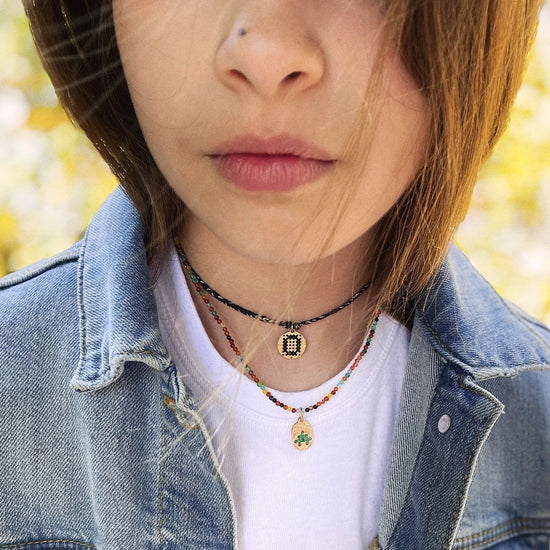 Collier PEARL en perles naturelles, amulette dorée 24k