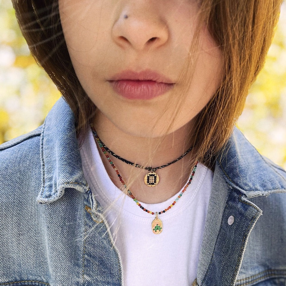 Collier PEARL en perles naturelles, amulette dorée 24k