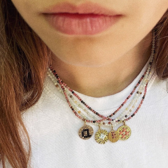 Collier PEARL en perles naturelles, amulette dorée 24k