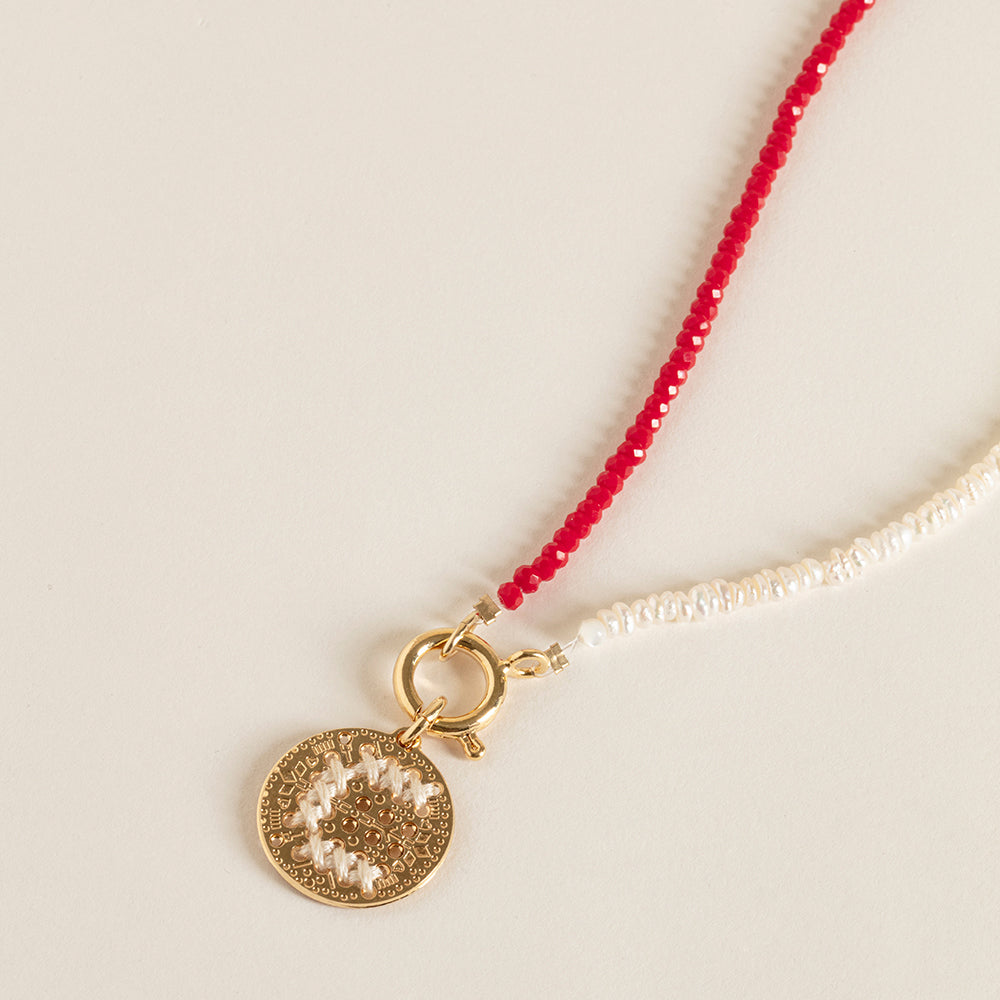 Collier perles baroques d’eau douce, cristal coloré et facetté, Amulette dorée 24K brodée de fils de lurex