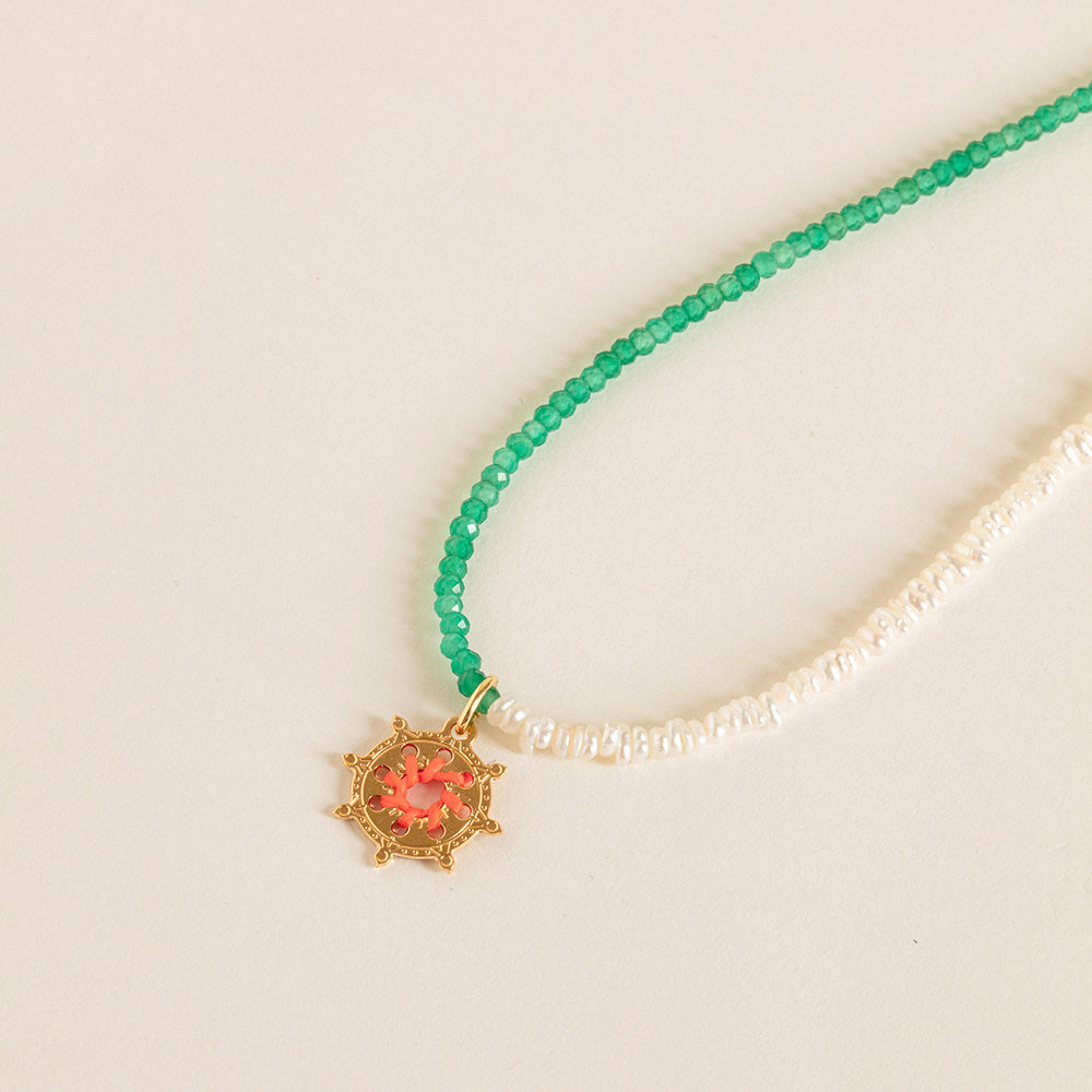 Collier perles baroques d’eau douce, cristal coloré et facetté, Amulette dorée 24K brodée de fils de lurex