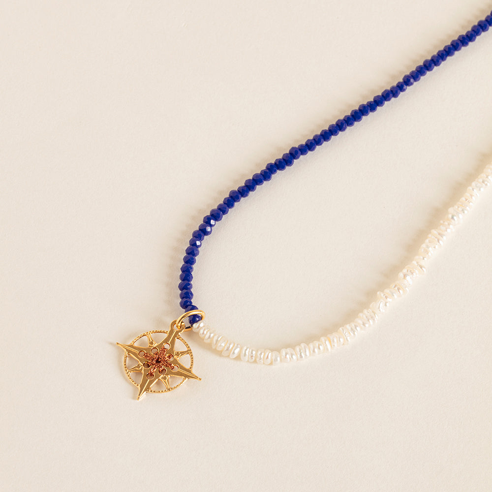 Collier perles baroques d’eau douce, cristal coloré et facetté, Amulette dorée 24K brodée de fils de lurex