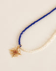 Collier perles baroques d’eau douce, cristal coloré et facetté, Amulette dorée 24K brodée de fils de lurex