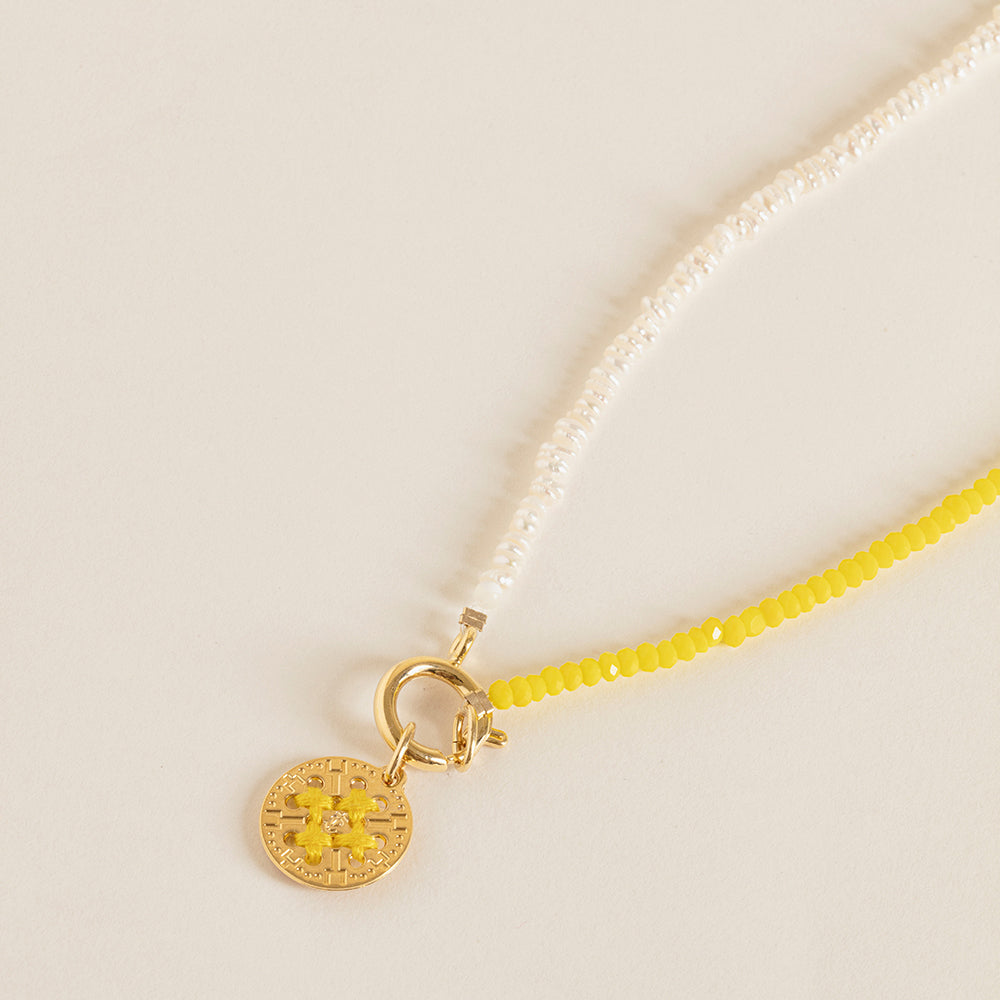 Collier perles baroques d’eau douce, cristal coloré et facetté, Amulette dorée 24K brodée de fils de lurex