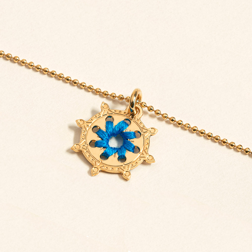 Médaille Gouvernail dorée 24K fil de coton chaîne fine