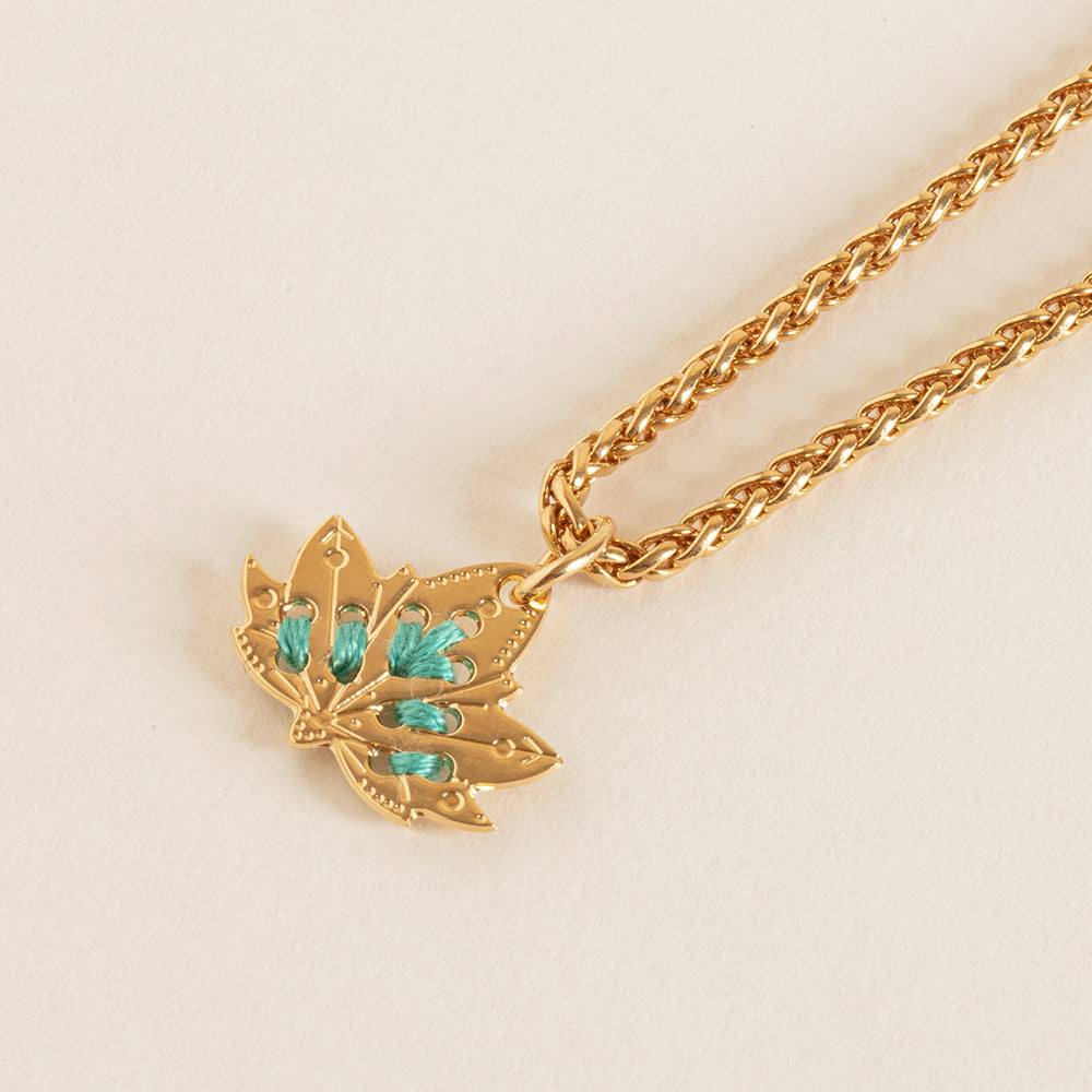 Médaille Lotus dorée 24K fil de coton chaîne fine