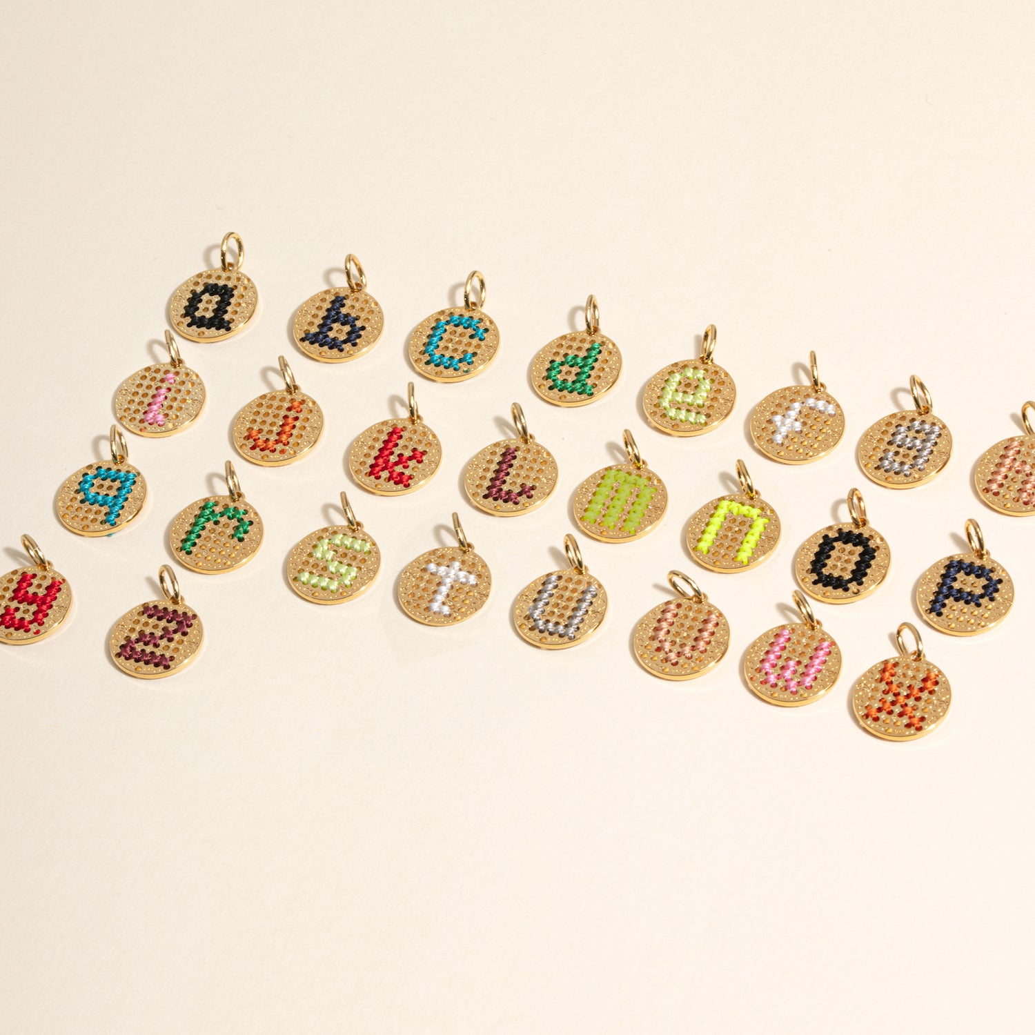 Mini médaille initiale, dorée 24K, brodée de fils de soie