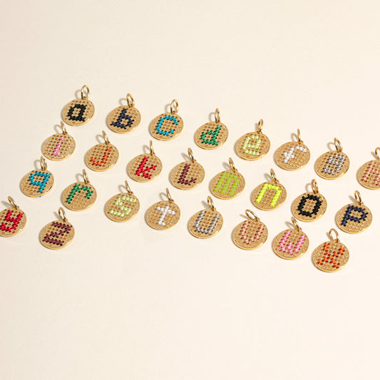 Mini médaille initiale, dorée 24K, brodée de fils de soie